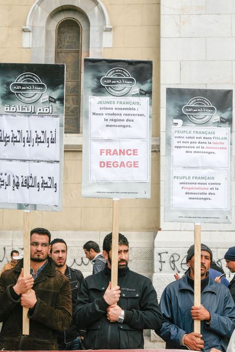 14 février 2013 : Manifestation d'une trenaitaine de personnes du parti Hizb Ettahrird devant l'Ambassade de France à Tunis. les slogans pro islamistes et anti France : "Peuple français, votre régime capitaliste est l'alliée des dictateurs", "France Dégage".