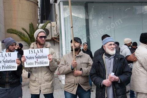 14 février 2013 : Manifestation d'une trenaitaine de personnes du parti Hizb Ettahrird devant l'Ambassade de France à Tunis. les slogans pro islamistes et anti France : "Peuple français, votre régime capitaliste est l'alliée des dictateurs", "France Dégage".