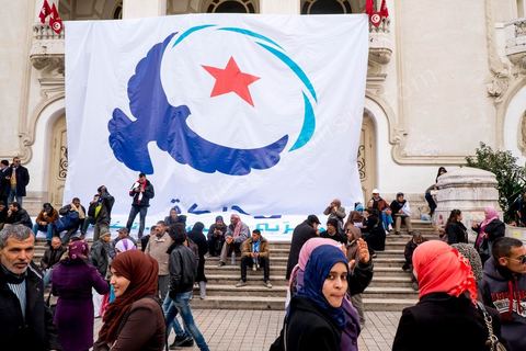 16 février 2013 : drapeau d'Ennahdha sur la façade du théâtre à Tunis sur l'avenue H. Bourguiba, alors que la Tunisie reste suspendue à l'annonce d'un nouveau gouvernement, quelque 10 000 manifestants venus de plusieurs régions, parfois en famille, ont repondu dans le calme à l'appel d'Ennahda pour défendre sa "légitimité", dénoncer la "violence", et réclamer "l'union nationale", contre la proposition du premier ministre Hamadi Jebali, pourtant issu de ses rangs, de former un nouveau cabinet de technocrates pour sortir le pays de la crise. 