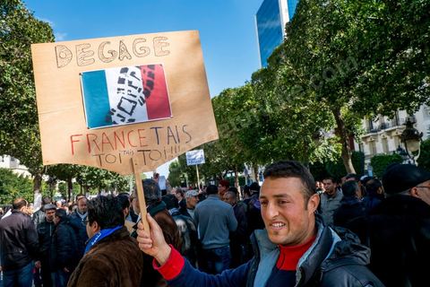 16 février 2013 : à Tunis sur l'avenue H. Bourguiba, alors que la Tunisie reste suspendue à l'annonce d'un nouveau gouvernement, quelque 10 000 manifestants venus de plusieurs régions, parfois en famille, ont repondu dans le calme à l'appel d'Ennahda pour défendre sa "légitimité", dénoncer la "violence", et réclamer "l'union nationale", contre la proposition du premier ministre Hamadi Jebali, pourtant issu de ses rangs, de former un nouveau cabinet de technocrates pour sortir le pays de la crise. 
