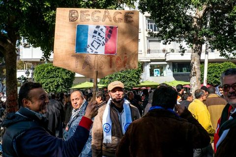 16 février 2013 : à Tunis sur l'avenue H. Bourguiba, alors que la Tunisie reste suspendue à l'annonce d'un nouveau gouvernement, quelque 10 000 manifestants venus de plusieurs régions, parfois en famille, ont repondu dans le calme à l'appel d'Ennahda pour défendre sa "légitimité", dénoncer la "violence", et réclamer "l'union nationale", contre la proposition du premier ministre Hamadi Jebali, pourtant issu de ses rangs, de former un nouveau cabinet de technocrates pour sortir le pays de la crise. 
