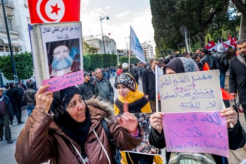 16 février 2013 : à Tunis sur l'avenue H. Bourguiba, alors que la Tunisie reste suspendue à l'annonce d'un nouveau gouvernement, quelque 10 000 manifestants venus de plusieurs régions, parfois en famille, ont repondu dans le calme à l'appel d'Ennahda pour défendre sa "légitimité", dénoncer la "violence", et réclamer "l'union nationale", contre la proposition du premier ministre Hamadi Jebali, pourtant issu de ses rangs, de former un nouveau cabinet de technocrates pour sortir le pays de la crise. 