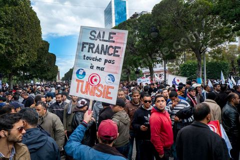 16 février 2013 : à Tunis sur l'avenue H. Bourguiba, alors que la Tunisie reste suspendue à l'annonce d'un nouveau gouvernement, quelque 10 000 manifestants venus de plusieurs régions, parfois en famille, ont repondu dans le calme à l'appel d'Ennahda pour défendre sa "légitimité", dénoncer la "violence", et réclamer "l'union nationale", contre la proposition du premier ministre Hamadi Jebali, pourtant issu de ses rangs, de former un nouveau cabinet de technocrates pour sortir le pays de la crise. 