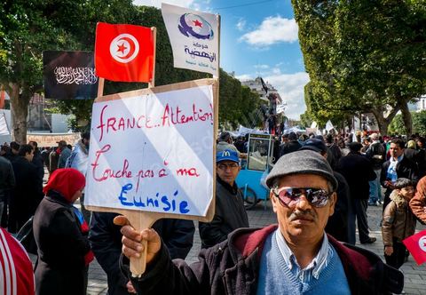 16 février 2013 : à Tunis sur l'avenue H. Bourguiba, alors que la Tunisie reste suspendue à l'annonce d'un nouveau gouvernement, quelque 10 000 manifestants venus de plusieurs régions, parfois en famille, ont repondu dans le calme à l'appel d'Ennahda pour défendre sa "légitimité", dénoncer la "violence", et réclamer "l'union nationale", contre la proposition du premier ministre Hamadi Jebali, pourtant issu de ses rangs, de former un nouveau cabinet de technocrates pour sortir le pays de la crise. 