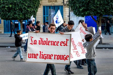 16 février 2013 : à Tunis sur l'avenue H. Bourguiba, alors que la Tunisie reste suspendue à l'annonce d'un nouveau gouvernement, quelque 10 000 manifestants venus de plusieurs régions, parfois en famille, ont repondu dans le calme à l'appel d'Ennahda pour défendre sa "légitimité", dénoncer la "violence", et réclamer "l'union nationale", contre la proposition du premier ministre Hamadi Jebali, pourtant issu de ses rangs, de former un nouveau cabinet de technocrates pour sortir le pays de la crise. 