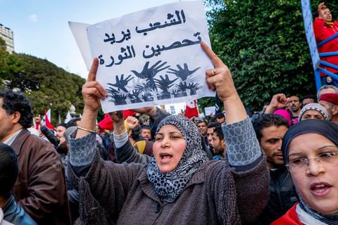 16 février 2013 : à Tunis sur l'avenue H. Bourguiba, alors que la Tunisie reste suspendue à l'annonce d'un nouveau gouvernement, quelque 10 000 manifestants venus de plusieurs régions, parfois en famille, ont repondu dans le calme à l'appel d'Ennahda pour défendre sa "légitimité", dénoncer la "violence", et réclamer "l'union nationale", contre la proposition du premier ministre Hamadi Jebali, pourtant issu de ses rangs, de former un nouveau cabinet de technocrates pour sortir le pays de la crise. 