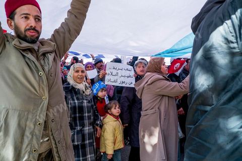 16 février 2013 : à Tunis sur l'avenue H. Bourguiba, alors que la Tunisie reste suspendue à l'annonce d'un nouveau gouvernement, quelque 10 000 manifestants venus de plusieurs régions, parfois en famille, ont repondu dans le calme à l'appel d'Ennahda pour défendre sa "légitimité", dénoncer la "violence", et réclamer "l'union nationale", contre la proposition du premier ministre Hamadi Jebali, pourtant issu de ses rangs, de former un nouveau cabinet de technocrates pour sortir le pays de la crise. 
