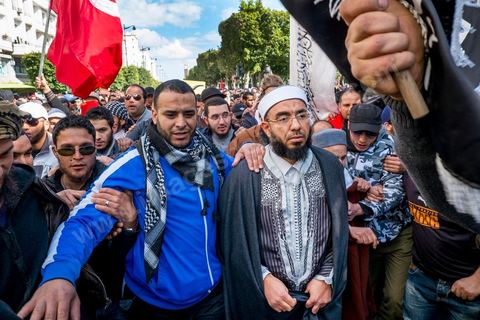 16 février 2013 : Le cheikh de Sousse à Tunis sur l'avenue H. Bourguiba, alors que la Tunisie reste suspendue à l'annonce d'un nouveau gouvernement, quelque 10 000 manifestants venus de plusieurs régions, parfois en famille, ont repondu dans le calme à l'appel d'Ennahda pour défendre sa "légitimité", dénoncer la "violence", et réclamer "l'union nationale", contre la proposition du premier ministre Hamadi Jebali, pourtant issu de ses rangs, de former un nouveau cabinet de technocrates pour sortir le pays de la crise. 