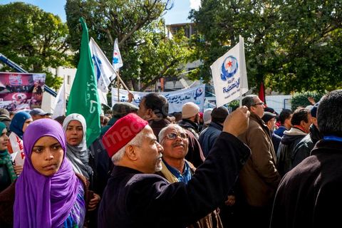 16 février 2013 : à Tunis sur l'avenue H. Bourguiba, alors que la Tunisie reste suspendue à l'annonce d'un nouveau gouvernement, quelque 10 000 manifestants venus de plusieurs régions, parfois en famille, ont repondu dans le calme à l'appel d'Ennahda pour défendre sa "légitimité", dénoncer la "violence", et réclamer "l'union nationale", contre la proposition du premier ministre Hamadi Jebali, pourtant issu de ses rangs, de former un nouveau cabinet de technocrates pour sortir le pays de la crise. 