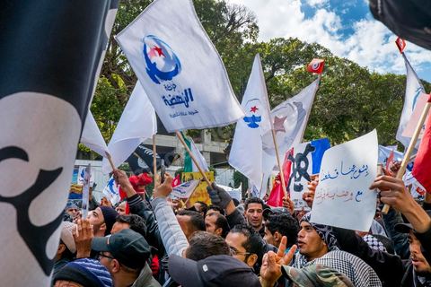 16 février 2013 : à Tunis sur l'avenue H. Bourguiba, alors que la Tunisie reste suspendue à l'annonce d'un nouveau gouvernement, quelque 10 000 manifestants venus de plusieurs régions, parfois en famille, ont repondu dans le calme à l'appel d'Ennahda pour défendre sa "légitimité", dénoncer la "violence", et réclamer "l'union nationale", contre la proposition du premier ministre Hamadi Jebali, pourtant issu de ses rangs, de former un nouveau cabinet de technocrates pour sortir le pays de la crise. 