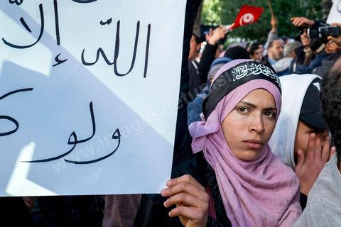 16 février 2013 : à Tunis sur l'avenue H. Bourguiba, alors que la Tunisie reste suspendue à l'annonce d'un nouveau gouvernement, quelque 10 000 manifestants venus de plusieurs régions, parfois en famille, ont repondu dans le calme à l'appel d'Ennahda pour défendre sa "légitimité", dénoncer la "violence", et réclamer "l'union nationale", contre la proposition du premier ministre Hamadi Jebali, pourtant issu de ses rangs, de former un nouveau cabinet de technocrates pour sortir le pays de la crise. 
