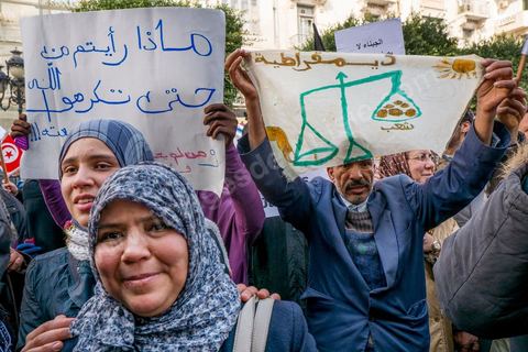 16 février 2013 : à Tunis sur l'avenue H. Bourguiba, alors que la Tunisie reste suspendue à l'annonce d'un nouveau gouvernement, quelque 10 000 manifestants venus de plusieurs régions, parfois en famille, ont repondu dans le calme à l'appel d'Ennahda pour défendre sa "légitimité", dénoncer la "violence", et réclamer "l'union nationale", contre la proposition du premier ministre Hamadi Jebali, pourtant issu de ses rangs, de former un nouveau cabinet de technocrates pour sortir le pays de la crise. 