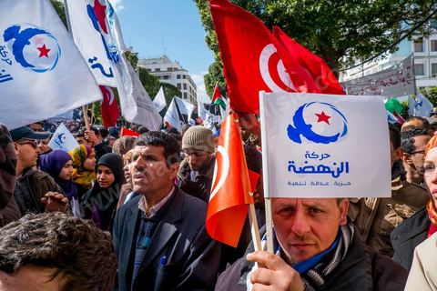 16 février 2013 : à Tunis sur l'avenue H. Bourguiba, alors que la Tunisie reste suspendue à l'annonce d'un nouveau gouvernement, quelque 10 000 manifestants venus de plusieurs régions, parfois en famille, ont repondu dans le calme à l'appel d'Ennahda pour défendre sa "légitimité", dénoncer la "violence", et réclamer "l'union nationale", contre la proposition du premier ministre Hamadi Jebali, pourtant issu de ses rangs, de former un nouveau cabinet de technocrates pour sortir le pays de la crise. 