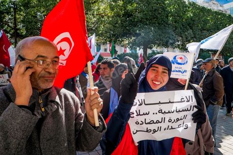 16 février 2013 : à Tunis sur l'avenue H. Bourguiba, alors que la Tunisie reste suspendue à l'annonce d'un nouveau gouvernement, quelque 10 000 manifestants venus de plusieurs régions, parfois en famille, ont repondu dans le calme à l'appel d'Ennahda pour défendre sa "légitimité", dénoncer la "violence", et réclamer "l'union nationale", contre la proposition du premier ministre Hamadi Jebali, pourtant issu de ses rangs, de former un nouveau cabinet de technocrates pour sortir le pays de la crise. 