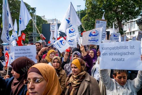 16 février 2013 : à Tunis sur l'avenue H. Bourguiba, alors que la Tunisie reste suspendue à l'annonce d'un nouveau gouvernement, quelque 10 000 manifestants venus de plusieurs régions, parfois en famille, ont repondu dans le calme à l'appel d'Ennahda pour défendre sa "légitimité", dénoncer la "violence", et réclamer "l'union nationale", contre la proposition du premier ministre Hamadi Jebali, pourtant issu de ses rangs, de former un nouveau cabinet de technocrates pour sortir le pays de la crise. 