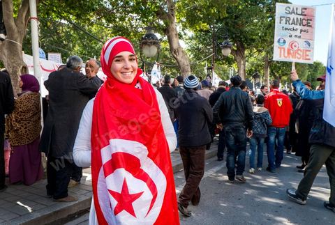 16 février 2013 : à Tunis sur l'avenue H. Bourguiba, alors que la Tunisie reste suspendue à l'annonce d'un nouveau gouvernement, quelque 10 000 manifestants venus de plusieurs régions, parfois en famille, ont repondu dans le calme à l'appel d'Ennahda pour défendre sa "légitimité", dénoncer la "violence", et réclamer "l'union nationale", contre la proposition du premier ministre Hamadi Jebali, pourtant issu de ses rangs, de former un nouveau cabinet de technocrates pour sortir le pays de la crise. 