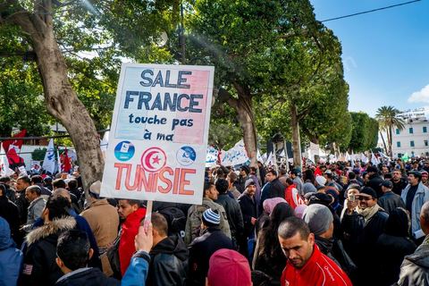 16 février 2013 : à Tunis sur l'avenue H. Bourguiba, alors que la Tunisie reste suspendue à l'annonce d'un nouveau gouvernement, quelque 10 000 manifestants venus de plusieurs régions, parfois en famille, ont repondu dans le calme à l'appel d'Ennahda pour défendre sa "légitimité", dénoncer la "violence", et réclamer "l'union nationale", contre la proposition du premier ministre Hamadi Jebali, pourtant issu de ses rangs, de former un nouveau cabinet de technocrates pour sortir le pays de la crise. 