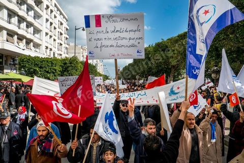 16 février 2013 : à Tunis sur l'avenue H. Bourguiba, alors que la Tunisie reste suspendue à l'annonce d'un nouveau gouvernement, quelque 10 000 manifestants venus de plusieurs régions, parfois en famille, ont repondu dans le calme à l'appel d'Ennahda pour défendre sa "légitimité", dénoncer la "violence", et réclamer "l'union nationale", contre la proposition du premier ministre Hamadi Jebali, pourtant issu de ses rangs, de former un nouveau cabinet de technocrates pour sortir le pays de la crise. 