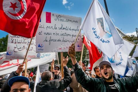 16 février 2013 : à Tunis sur l'avenue H. Bourguiba, alors que la Tunisie reste suspendue à l'annonce d'un nouveau gouvernement, quelque 10 000 manifestants venus de plusieurs régions, parfois en famille, ont repondu dans le calme à l'appel d'Ennahda pour défendre sa "légitimité", dénoncer la "violence", et réclamer "l'union nationale", contre la proposition du premier ministre Hamadi Jebali, pourtant issu de ses rangs, de former un nouveau cabinet de technocrates pour sortir le pays de la crise. 