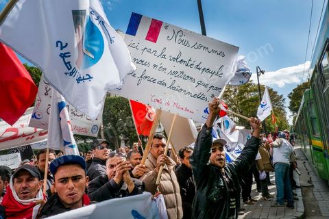 16 février 2013 : à Tunis sur l'avenue H. Bourguiba, alors que la Tunisie reste suspendue à l'annonce d'un nouveau gouvernement, quelque 10 000 manifestants venus de plusieurs régions, parfois en famille, ont repondu dans le calme à l'appel d'Ennahda pour défendre sa "légitimité", dénoncer la "violence", et réclamer "l'union nationale", contre la proposition du premier ministre Hamadi Jebali, pourtant issu de ses rangs, de former un nouveau cabinet de technocrates pour sortir le pays de la crise. 