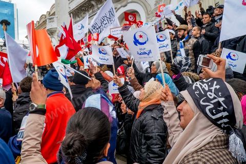 16 février 2013 : à Tunis sur l'avenue H. Bourguiba, alors que la Tunisie reste suspendue à l'annonce d'un nouveau gouvernement, quelque 10 000 manifestants venus de plusieurs régions, parfois en famille, ont repondu dans le calme à l'appel d'Ennahda pour défendre sa "légitimité", dénoncer la "violence", et réclamer "l'union nationale", contre la proposition du premier ministre Hamadi Jebali, pourtant issu de ses rangs, de former un nouveau cabinet de technocrates pour sortir le pays de la crise. 