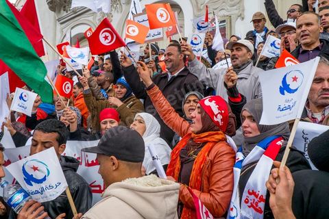16 février 2013 : à Tunis sur l'avenue H. Bourguiba, alors que la Tunisie reste suspendue à l'annonce d'un nouveau gouvernement, quelque 10 000 manifestants venus de plusieurs régions, parfois en famille, ont repondu dans le calme à l'appel d'Ennahda pour défendre sa "légitimité", dénoncer la "violence", et réclamer "l'union nationale", contre la proposition du premier ministre Hamadi Jebali, pourtant issu de ses rangs, de former un nouveau cabinet de technocrates pour sortir le pays de la crise. 