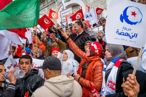 16 février 2013 : à Tunis sur l'avenue H. Bourguiba, alors que la Tunisie reste suspendue à l'annonce d'un nouveau gouvernement, quelque 10 000 manifestants venus de plusieurs régions, parfois en famille, ont repondu dans le calme à l'appel d'Ennahda pour défendre sa "légitimité", dénoncer la "violence", et réclamer "l'union nationale", contre la proposition du premier ministre Hamadi Jebali, pourtant issu de ses rangs, de former un nouveau cabinet de technocrates pour sortir le pays de la crise. 