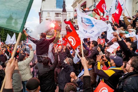 16 février 2013 : à Tunis sur l'avenue H. Bourguiba, alors que la Tunisie reste suspendue à l'annonce d'un nouveau gouvernement, quelque 10 000 manifestants venus de plusieurs régions, parfois en famille, ont repondu dans le calme à l'appel d'Ennahda pour défendre sa "légitimité", dénoncer la "violence", et réclamer "l'union nationale", contre la proposition du premier ministre Hamadi Jebali, pourtant issu de ses rangs, de former un nouveau cabinet de technocrates pour sortir le pays de la crise. 