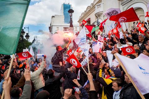 16 février 2013 : à Tunis sur l'avenue H. Bourguiba, alors que la Tunisie reste suspendue à l'annonce d'un nouveau gouvernement, quelque 10 000 manifestants venus de plusieurs régions, parfois en famille, ont repondu dans le calme à l'appel d'Ennahda pour défendre sa "légitimité", dénoncer la "violence", et réclamer "l'union nationale", contre la proposition du premier ministre Hamadi Jebali, pourtant issu de ses rangs, de former un nouveau cabinet de technocrates pour sortir le pays de la crise. 