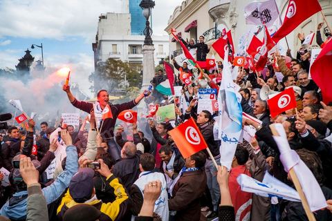 16 février 2013 : à Tunis sur l'avenue H. Bourguiba, alors que la Tunisie reste suspendue à l'annonce d'un nouveau gouvernement, quelque 10 000 manifestants venus de plusieurs régions, parfois en famille, ont repondu dans le calme à l'appel d'Ennahda pour défendre sa "légitimité", dénoncer la "violence", et réclamer "l'union nationale", contre la proposition du premier ministre Hamadi Jebali, pourtant issu de ses rangs, de former un nouveau cabinet de technocrates pour sortir le pays de la crise. 