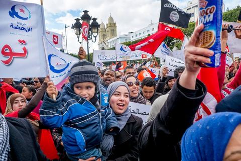 16 février 2013 : à Tunis sur l'avenue H. Bourguiba, alors que la Tunisie reste suspendue à l'annonce d'un nouveau gouvernement, quelque 10 000 manifestants venus de plusieurs régions, parfois en famille, ont repondu dans le calme à l'appel d'Ennahda pour défendre sa "légitimité", dénoncer la "violence", et réclamer "l'union nationale", contre la proposition du premier ministre Hamadi Jebali, pourtant issu de ses rangs, de former un nouveau cabinet de technocrates pour sortir le pays de la crise. 