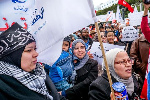 16 février 2013 : à Tunis sur l'avenue H. Bourguiba, alors que la Tunisie reste suspendue à l'annonce d'un nouveau gouvernement, quelque 10 000 manifestants venus de plusieurs régions, parfois en famille, ont repondu dans le calme à l'appel d'Ennahda pour défendre sa "légitimité", dénoncer la "violence", et réclamer "l'union nationale", contre la proposition du premier ministre Hamadi Jebali, pourtant issu de ses rangs, de former un nouveau cabinet de technocrates pour sortir le pays de la crise. 