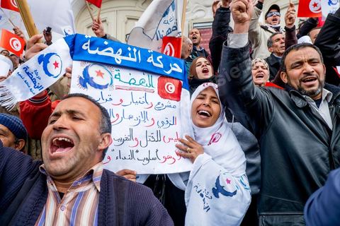 16 février 2013 : à Tunis sur l'avenue H. Bourguiba, alors que la Tunisie reste suspendue à l'annonce d'un nouveau gouvernement, quelque 10 000 manifestants venus de plusieurs régions, parfois en famille, ont repondu dans le calme à l'appel d'Ennahda pour défendre sa "légitimité", dénoncer la "violence", et réclamer "l'union nationale", contre la proposition du premier ministre Hamadi Jebali, pourtant issu de ses rangs, de former un nouveau cabinet de technocrates pour sortir le pays de la crise. 