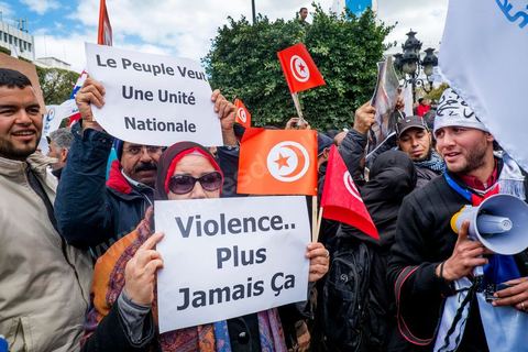 16 février 2013 : à Tunis sur l'avenue H. Bourguiba, alors que la Tunisie reste suspendue à l'annonce d'un nouveau gouvernement, quelque 10 000 manifestants venus de plusieurs régions, parfois en famille, ont repondu dans le calme à l'appel d'Ennahda pour défendre sa "légitimité", dénoncer la "violence", et réclamer "l'union nationale", contre la proposition du premier ministre Hamadi Jebali, pourtant issu de ses rangs, de former un nouveau cabinet de technocrates pour sortir le pays de la crise. 