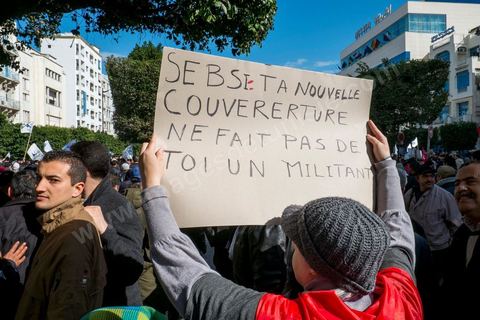 16 février 2013 : à Tunis sur l'avenue H. Bourguiba, alors que la Tunisie reste suspendue à l'annonce d'un nouveau gouvernement, quelque 10 000 manifestants venus de plusieurs régions, parfois en famille, ont repondu dans le calme à l'appel d'Ennahda pour défendre sa "légitimité", dénoncer la "violence", et réclamer "l'union nationale", contre la proposition du premier ministre Hamadi Jebali, pourtant issu de ses rangs, de former un nouveau cabinet de technocrates pour sortir le pays de la crise. 