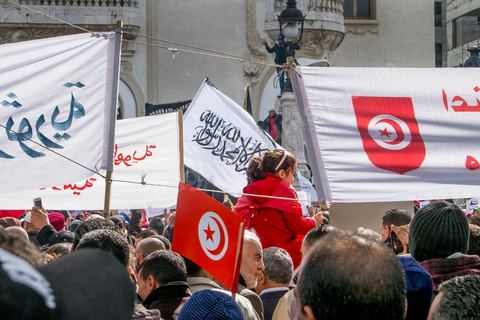 16 février 2013 : à Tunis sur l'avenue H. Bourguiba, alors que la Tunisie reste suspendue à l'annonce d'un nouveau gouvernement, quelque 10 000 manifestants venus de plusieurs régions, parfois en famille, ont repondu dans le calme à l'appel d'Ennahda pour défendre sa "légitimité", dénoncer la "violence", et réclamer "l'union nationale", contre la proposition du premier ministre Hamadi Jebali, pourtant issu de ses rangs, de former un nouveau cabinet de technocrates pour sortir le pays de la crise. 