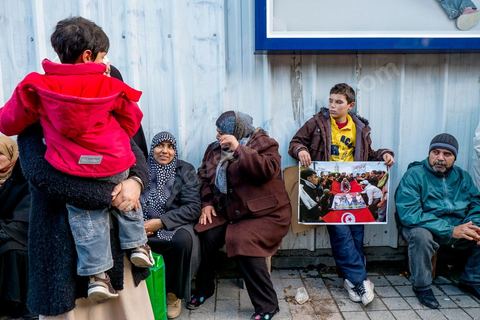 16 février 2013 : à Tunis sur l'avenue H. Bourguiba, alors que la Tunisie reste suspendue à l'annonce d'un nouveau gouvernement, quelque 10 000 manifestants venus de plusieurs régions, parfois en famille, ont repondu dans le calme à l'appel d'Ennahda pour défendre sa "légitimité", dénoncer la "violence", et réclamer "l'union nationale", contre la proposition du premier ministre Hamadi Jebali, pourtant issu de ses rangs, de former un nouveau cabinet de technocrates pour sortir le pays de la crise. 