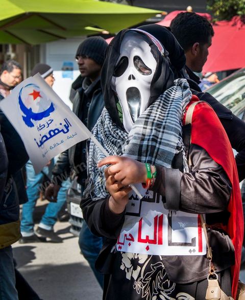 16 février 2013 : à Tunis sur l'avenue H. Bourguiba, alors que la Tunisie reste suspendue à l'annonce d'un nouveau gouvernement, quelque 10 000 manifestants venus de plusieurs régions, parfois en famille, ont repondu dans le calme à l'appel d'Ennahda pour défendre sa "légitimité", dénoncer la "violence", et réclamer "l'union nationale", contre la proposition du premier ministre Hamadi Jebali, pourtant issu de ses rangs, de former un nouveau cabinet de technocrates pour sortir le pays de la crise. 