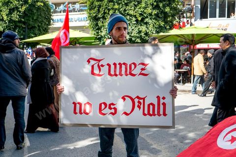 16 février 2013 : à Tunis sur l'avenue H. Bourguiba, alors que la Tunisie reste suspendue à l'annonce d'un nouveau gouvernement, quelque 10 000 manifestants venus de plusieurs régions, parfois en famille, ont repondu dans le calme à l'appel d'Ennahda pour défendre sa "légitimité", dénoncer la "violence", et réclamer "l'union nationale", contre la proposition du premier ministre Hamadi Jebali, pourtant issu de ses rangs, de former un nouveau cabinet de technocrates pour sortir le pays de la crise. 