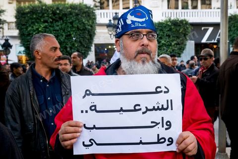 16 février 2013 : à Tunis sur l'avenue H. Bourguiba, alors que la Tunisie reste suspendue à l'annonce d'un nouveau gouvernement, quelque 10 000 manifestants venus de plusieurs régions, parfois en famille, ont repondu dans le calme à l'appel d'Ennahda pour défendre sa "légitimité", dénoncer la "violence", et réclamer "l'union nationale", contre la proposition du premier ministre Hamadi Jebali, pourtant issu de ses rangs, de former un nouveau cabinet de technocrates pour sortir le pays de la crise. 