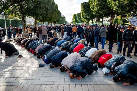 16 février 2013 : Prière à Tunis sur l'avenue H. Bourguiba, alors que la Tunisie reste suspendue à l'annonce d'un nouveau gouvernement, quelque 10 000 manifestants venus de plusieurs régions, parfois en famille, ont repondu dans le calme à l'appel d'Ennahda pour défendre sa "légitimité", dénoncer la "violence", et réclamer "l'union nationale", contre la proposition du premier ministre Hamadi Jebali, pourtant issu de ses rangs, de former un nouveau cabinet de technocrates pour sortir le pays de la crise. 