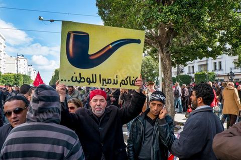 16 février 2013 : à Tunis sur l'avenue H. Bourguiba, alors que la Tunisie reste suspendue à l'annonce d'un nouveau gouvernement, quelque 10 000 manifestants venus de plusieurs régions, parfois en famille, ont repondu dans le calme à l'appel d'Ennahda pour défendre sa "légitimité", dénoncer la "violence", et réclamer "l'union nationale", contre la proposition du premier ministre Hamadi Jebali, pourtant issu de ses rangs, de former un nouveau cabinet de technocrates pour sortir le pays de la crise. 