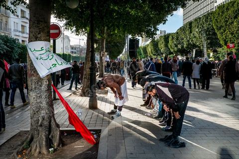 16 février 2013 : Prière à Tunis sur l'avenue H. Bourguiba, alors que la Tunisie reste suspendue à l'annonce d'un nouveau gouvernement, quelque 10 000 manifestants venus de plusieurs régions, parfois en famille, ont repondu dans le calme à l'appel d'Ennahda pour défendre sa "légitimité", dénoncer la "violence", et réclamer "l'union nationale", contre la proposition du premier ministre Hamadi Jebali, pourtant issu de ses rangs, de former un nouveau cabinet de technocrates pour sortir le pays de la crise. 