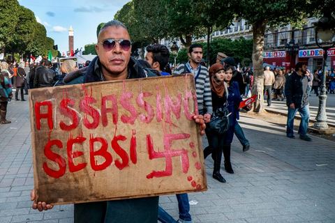 16 février 2013 : à Tunis sur l'avenue H. Bourguiba, alors que la Tunisie reste suspendue à l'annonce d'un nouveau gouvernement, quelque 10 000 manifestants venus de plusieurs régions, parfois en famille, ont repondu dans le calme à l'appel d'Ennahda pour défendre sa "légitimité", dénoncer la "violence", et réclamer "l'union nationale", contre la proposition du premier ministre Hamadi Jebali, pourtant issu de ses rangs, de former un nouveau cabinet de technocrates pour sortir le pays de la crise. 