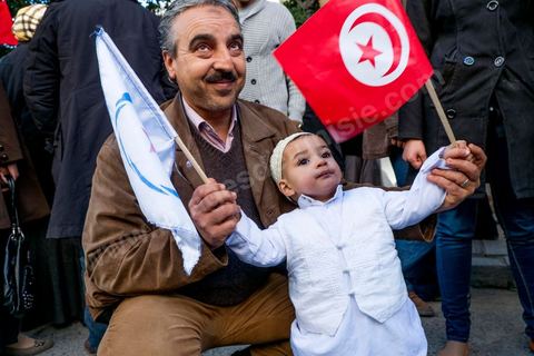 16 février 2013 : à Tunis sur l'avenue H. Bourguiba, alors que la Tunisie reste suspendue à l'annonce d'un nouveau gouvernement, quelque 10 000 manifestants venus de plusieurs régions, parfois en famille, ont repondu dans le calme à l'appel d'Ennahda pour défendre sa "légitimité", dénoncer la "violence", et réclamer "l'union nationale", contre la proposition du premier ministre Hamadi Jebali, pourtant issu de ses rangs, de former un nouveau cabinet de technocrates pour sortir le pays de la crise. 