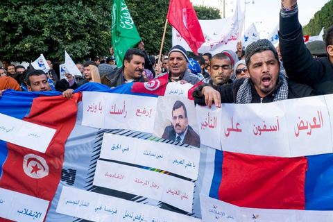 16 février 2013 : à Tunis sur l'avenue H. Bourguiba, alors que la Tunisie reste suspendue à l'annonce d'un nouveau gouvernement, quelque 10 000 manifestants venus de plusieurs régions, parfois en famille, ont repondu dans le calme à l'appel d'Ennahda pour défendre sa "légitimité", dénoncer la "violence", et réclamer "l'union nationale", contre la proposition du premier ministre Hamadi Jebali, pourtant issu de ses rangs, de former un nouveau cabinet de technocrates pour sortir le pays de la crise. 