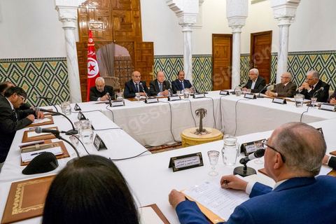 15 février 2013 : autour de Hammadi Jebali, Premier Ministre, et des chefs de partis de la troika au pouvoir, Rached Ghannouchi, Ennahdha, Mustapha Ben Jaafar, Ettakatol et Mohamed Abbou, CPR, les autres représentants des partis politiques se réunissent depuis ce vendredi pour eesayer de former un gouvernement de consensus national dans cette période de crise politique, mais aussi sociale et économique.