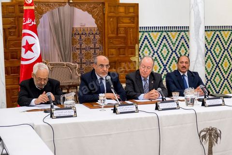 15 février 2013 : autour de Hammadi Jebali, Premier Ministre, et des chefs de partis de la troika au pouvoir, Rached Ghannouchi, Ennahdha, Mustapha Ben Jaafar, Ettakatol et Mohamed Abbou, CPR, les autres représentants des partis politiques se réunissent depuis ce vendredi pour eesayer de former un gouvernement de consensus national dans cette période de crise politique, mais aussi sociale et économique.