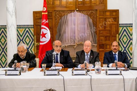 15 février 2013 : autour de Hammadi Jebali, Premier Ministre, et des chefs de partis de la troika au pouvoir, Rached Ghannouchi, Ennahdha, Mustapha Ben Jaafar, Ettakatol et Mohamed Abbou, CPR, les autres représentants des partis politiques se réunissent depuis ce vendredi pour eesayer de former un gouvernement de consensus national dans cette période de crise politique, mais aussi sociale et économique.
