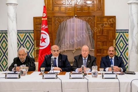 15 février 2013 : autour de Hammadi Jebali, Premier Ministre, et des chefs de partis de la troika au pouvoir, Rached Ghannouchi, Ennahdha, Mustapha Ben Jaafar, Ettakatol et Mohamed Abbou, CPR, les autres représentants des partis politiques se réunissent depuis ce vendredi pour eesayer de former un gouvernement de consensus national dans cette période de crise politique, mais aussi sociale et économique.